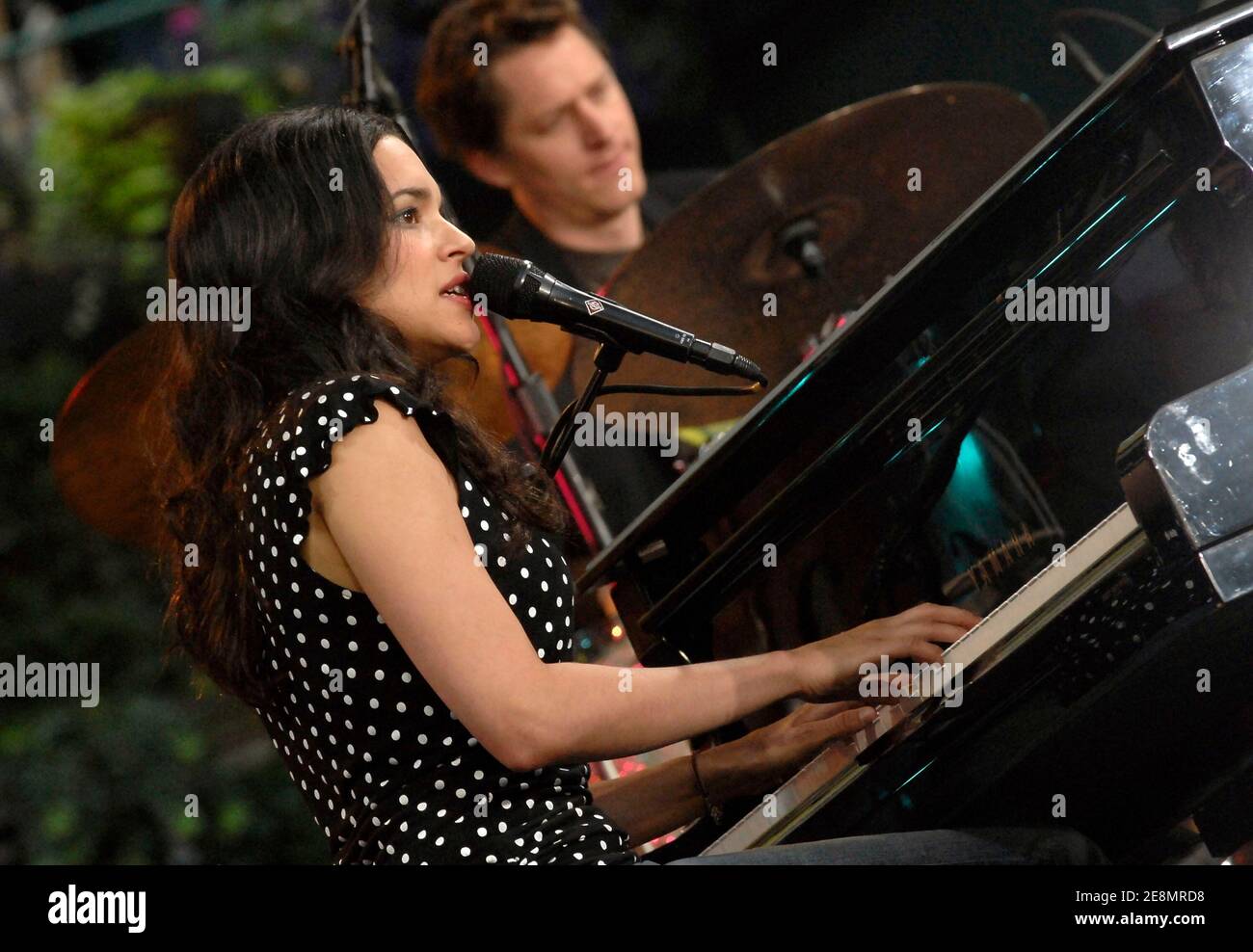 Norah Jones se produit en direct lors de la série de concerts d'été Good Morning America d'ABC, qui s'est tenue à Bryant Park à New York City, NY, États-Unis, le vendredi 6 juillet 2007. Photo de Donna Ward/ABACAPRESS.COM Banque D'Images