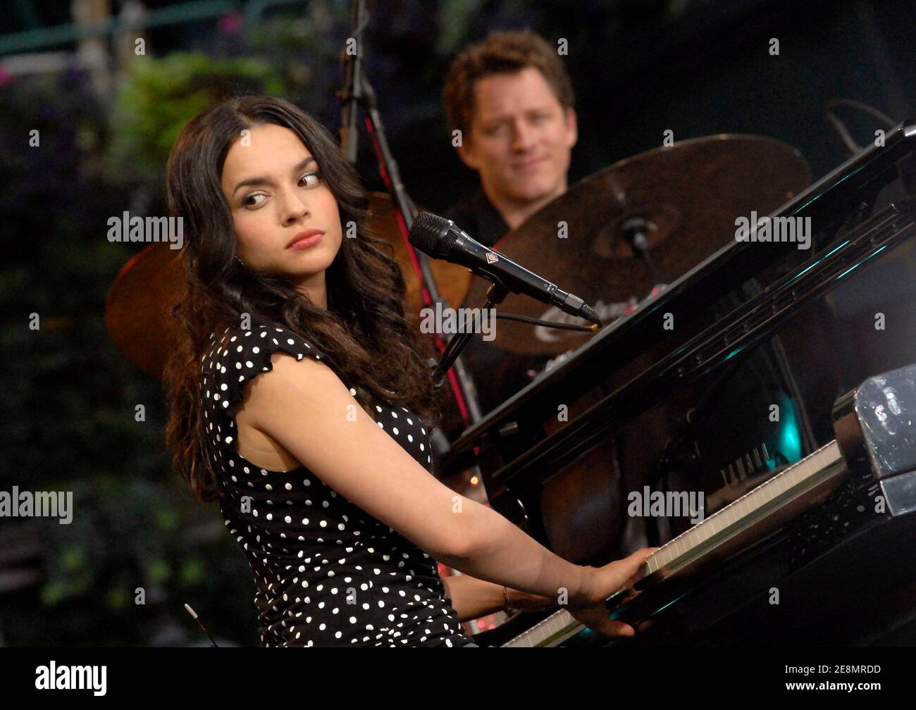 Norah Jones se produit en direct lors de la série de concerts d'été Good Morning America d'ABC, qui s'est tenue à Bryant Park à New York City, NY, États-Unis, le vendredi 6 juillet 2007. Photo de Donna Ward/ABACAPRESS.COM Banque D'Images