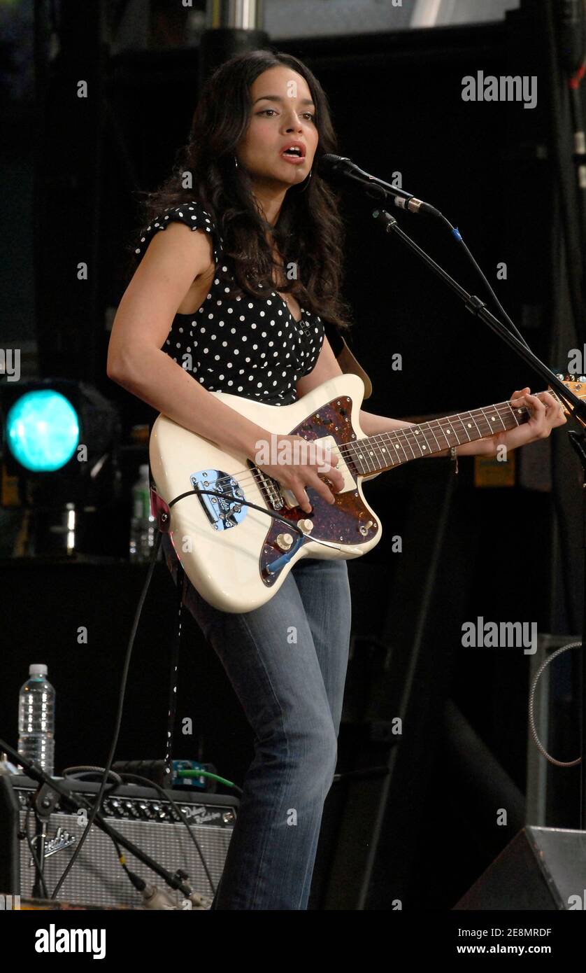 Norah Jones se produit en direct lors de la série de concerts d'été Good Morning America d'ABC, qui s'est tenue à Bryant Park à New York City, NY, États-Unis, le vendredi 6 juillet 2007. Photo de Donna Ward/ABACAPRESS.COM Banque D'Images