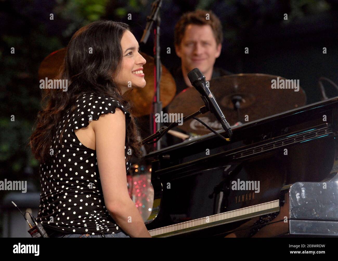 Norah Jones se produit en direct lors de la série de concerts d'été Good Morning America d'ABC, qui s'est tenue à Bryant Park à New York City, NY, États-Unis, le vendredi 6 juillet 2007. Photo de Donna Ward/ABACAPRESS.COM Banque D'Images