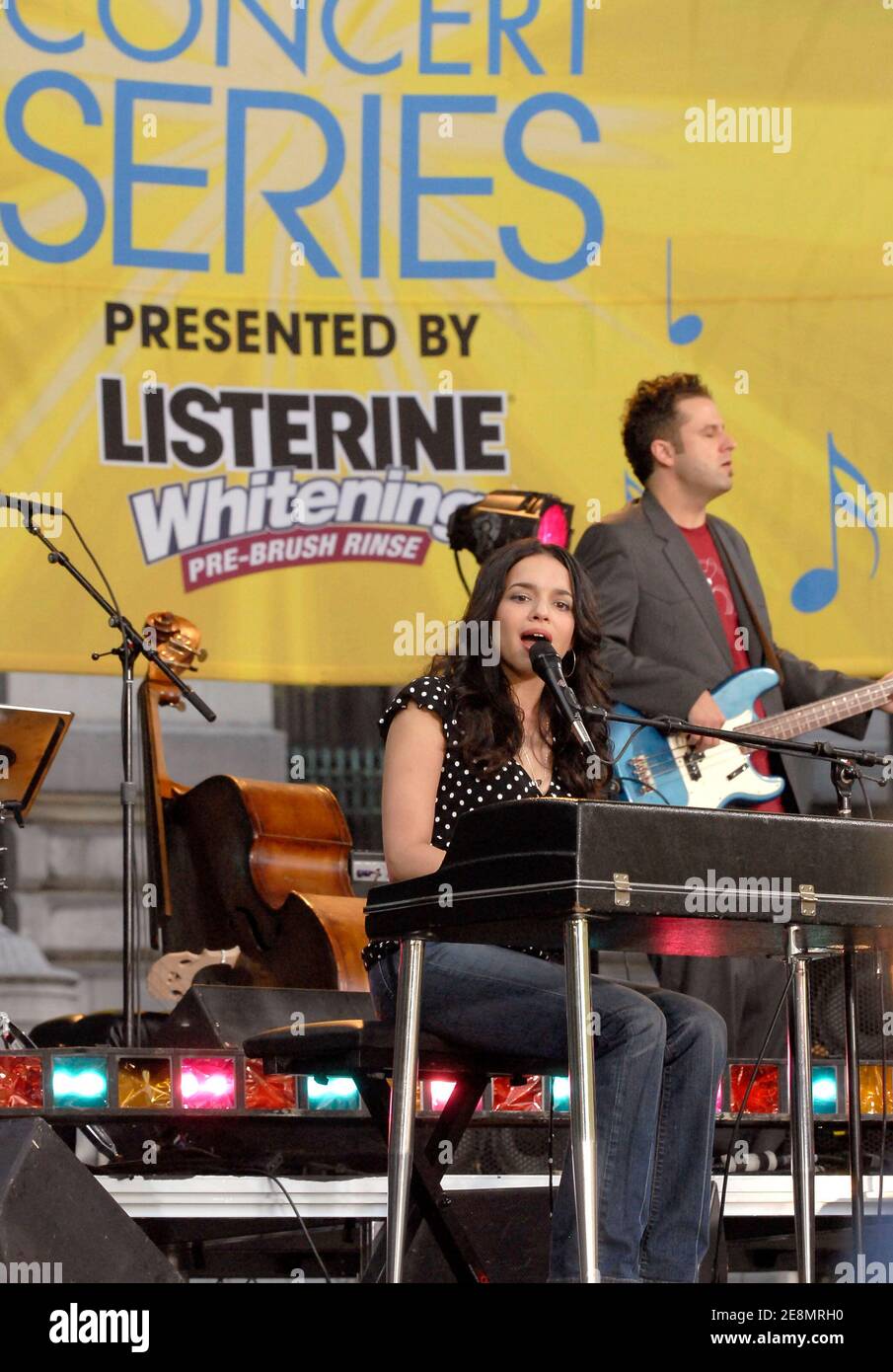 Norah Jones se produit en direct lors de la série de concerts d'été Good Morning America d'ABC, qui s'est tenue à Bryant Park à New York City, NY, États-Unis, le vendredi 6 juillet 2007. Photo de Donna Ward/ABACAPRESS.COM Banque D'Images