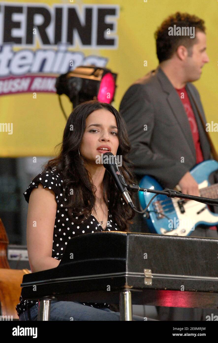 Norah Jones se produit en direct lors de la série de concerts d'été Good Morning America d'ABC, qui s'est tenue à Bryant Park à New York City, NY, États-Unis, le vendredi 6 juillet 2007. Photo de Donna Ward/ABACAPRESS.COM Banque D'Images