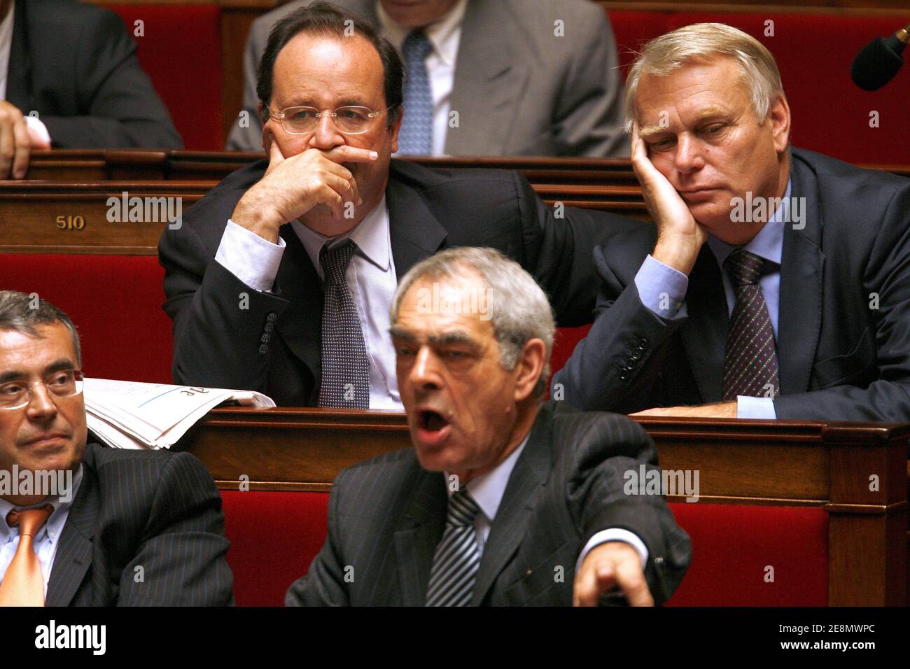 François Hollande, Jean-Marc Ayrault, Henri Emmanueli assistent au discours de la ministre de l'économie Christine Lagarde devant les députés à l'Assemblée nationale lors de son discours politique général pour présenter sa politique à Paris, en France, le 10 juillet 2007. Photo de Thierry Orban/ABACAPRESS.COM Banque D'Images