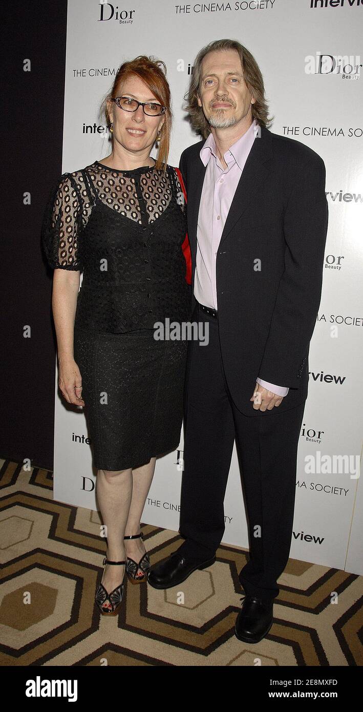 Le directeur et membre du casting Steve Buscemi et son épouse JO Andres assistent à une projection spéciale de 'Interview' qui s'est tenue au Tribeca Grand Hotel, à New York, NY, USA, le 11 juillet 2007. Photo de David Miller/ABACAPRES.COM Banque D'Images