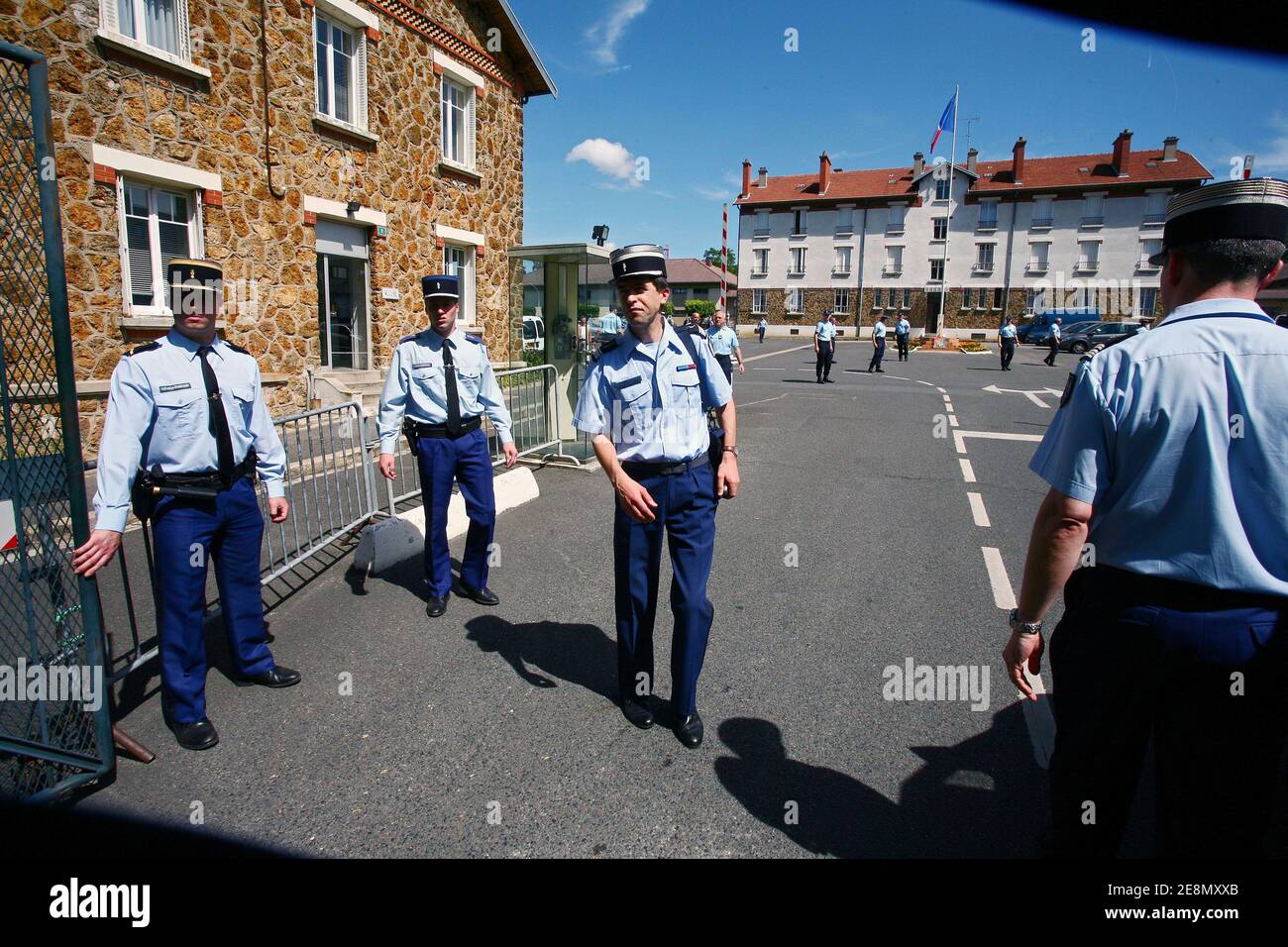 Un policier de 43 ans, avec des problèmes psychologiques, a tué son supérieur et ses deux enfants avant de se mettre le feu sur lui-même aujourd'hui à Malakoff, dans le sud-ouest de Paris, en France, le 13 juillet 2007. Photo Voici une vue de l'endroit où le drame a eu lieu, tandis que les flics ont essayé de garder les médias loin. Photo de Mousse/ABACAPRESS.COM Banque D'Images