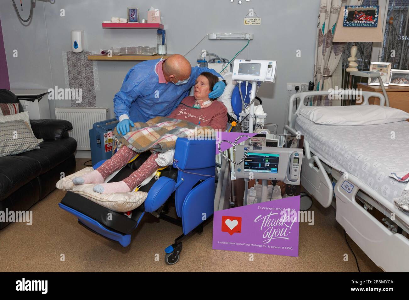 Cork, Irlande, 31 janvier 2021 le nouveau moniteur de Catherine O Leary arrive à la suite de l'augmentation du financement de MMA Star Conor McGregor, Cork, Irlande. Pat O'Leary s'occupe de sa fille Catherine. Catherine O'Leary (43) est sous la garde de ses parents, Pat et Margaret O'Leary, dans leur maison de Carrigaline, Co. Cork. La famille a créé une page GoFundMe au début de l'année pour aider à financer le nouveau moniteur de signes vitaux pour Catherine afin de remplacer le modèle qu'elle utilisait actuellement, qui était devenu obsolète et commençait à endommager ses doigts. Credit: Damian Coleman/Alay Live News Banque D'Images