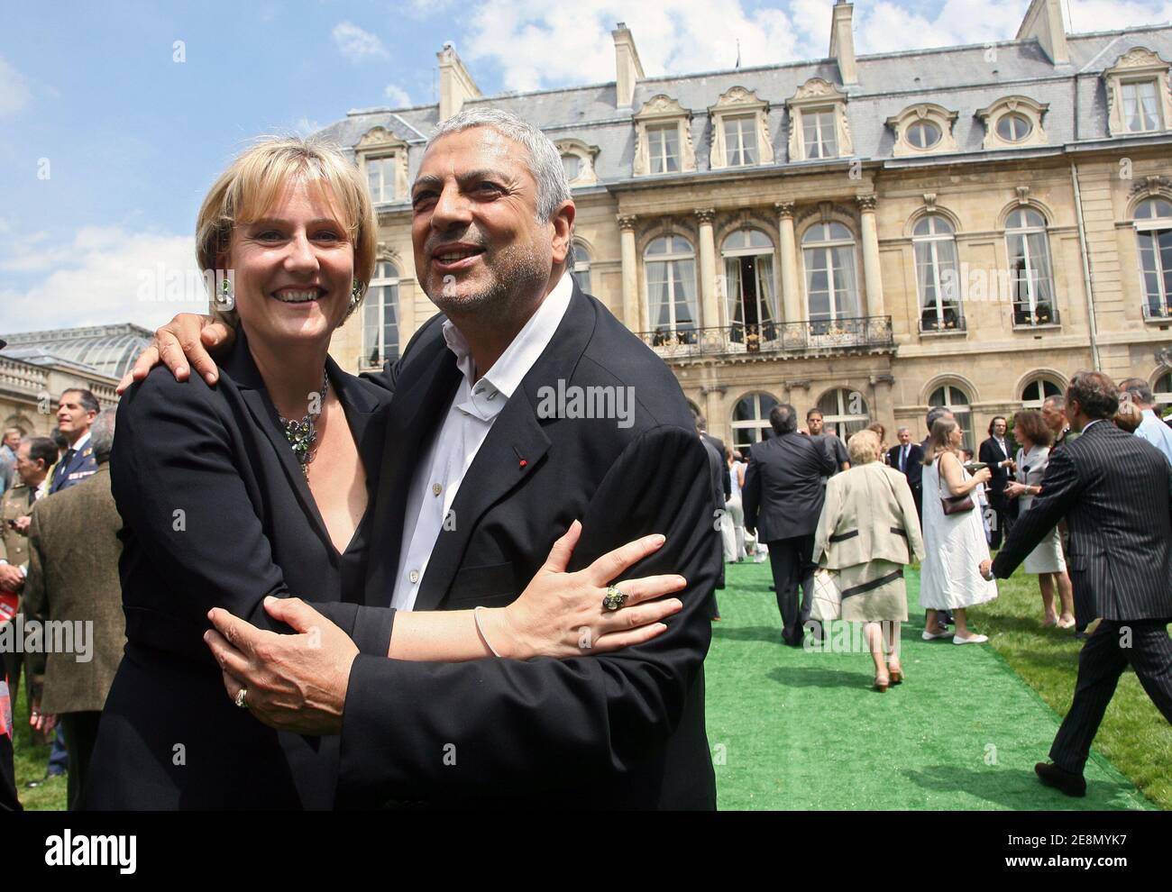 Nadine Morano, membre de l'UMP, et la chanteuse Enrico Macias participent à la fête du jardin qui s'est tenue au Palais de l'Elysée à l'occasion de la fête de la Bastille à Paris, en France, le 14 juillet 2007. Photo de Christophe Guibbbaud/Pool/ABACAPRESS.COM Banque D'Images