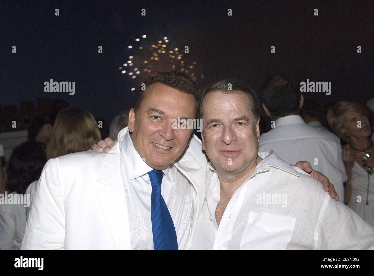 Le 14 juillet 2007, Telemedia Pierre Guillermo, écrivain Paul-Loup Sulitzer et Bazile de Koch ont participé à la soirée Blanche organisée par le meilleur homme d'affaires de l'année Pierre Guillermo à Paris, en France. Photo de Helder Januario/ABACAPRESS.COM Banque D'Images