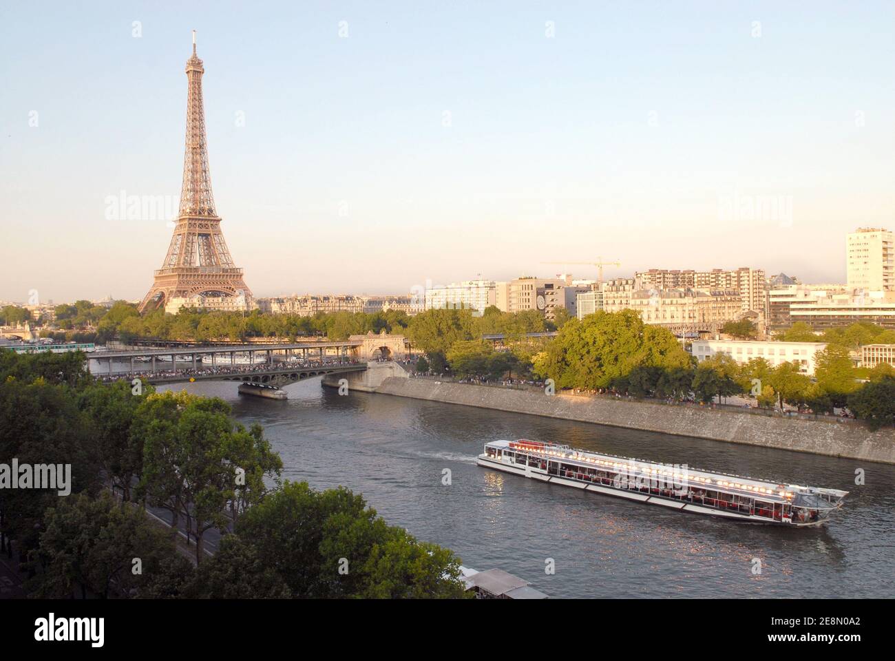 Vue sur la tour Eiffel à la 'Reine Blanche' organisée par le meilleur homme d'affaires de l'année Pierre Guillermo à Paris, France, le 14 juillet 2007. Photo de Helder Januario/ABACAPRESS.COM Banque D'Images