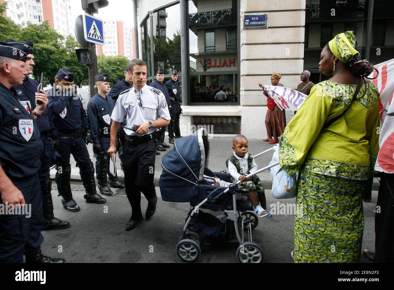 L'association française de 'mal loges' démontrera au 'Parc de la Villette' à Paris, France, le 20 juillet 2007. Photo Bernard Bisson/ABACAPRESS.COM Banque D'Images