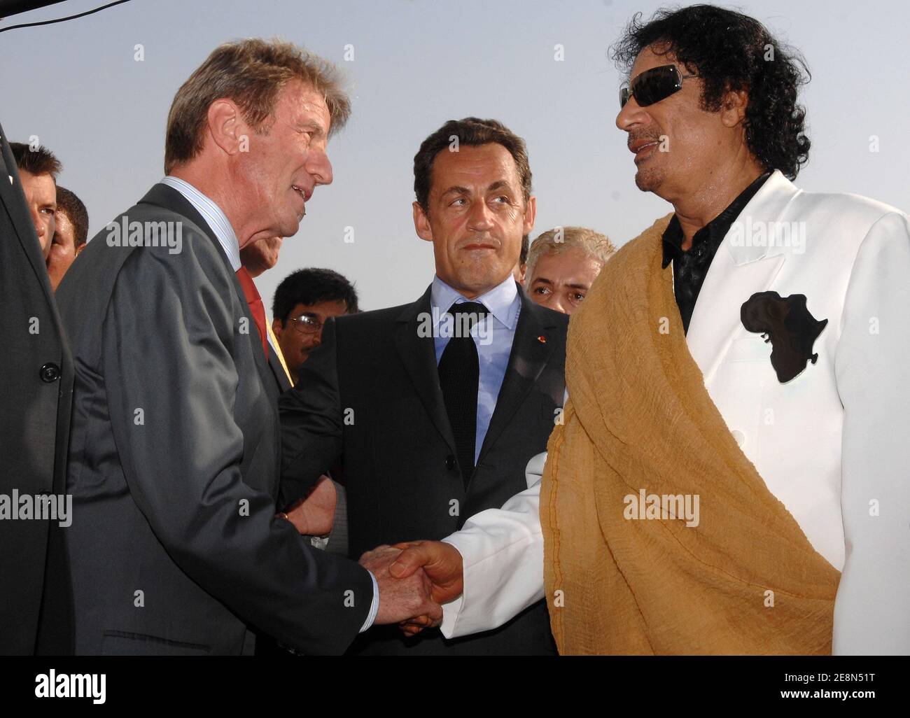 Le colonel Moammar Abu Minyar Gadhafi, président de Lybie, souhaite la  bienvenue au ministre des Affaires étrangères Bernard Kouchner au Palais Bab  Azizia, à Tripoli, en Libye, le 25 juillet. Photo de