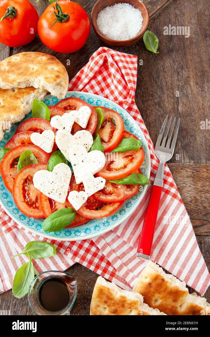 Salade de tomates aux coeurs de fromage mozzarella Banque D'Images