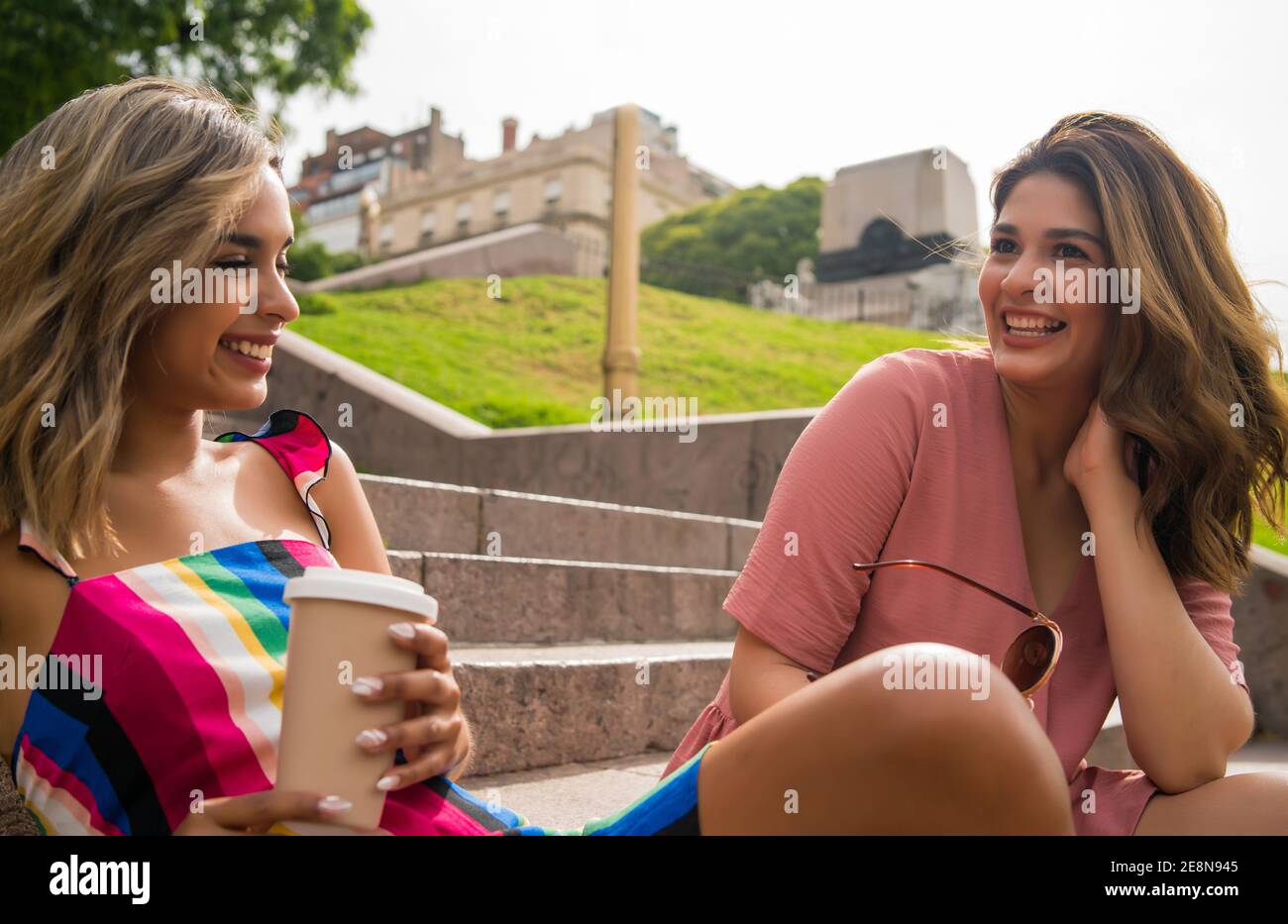 Deux amis passent du temps ensemble à l'extérieur. Banque D'Images
