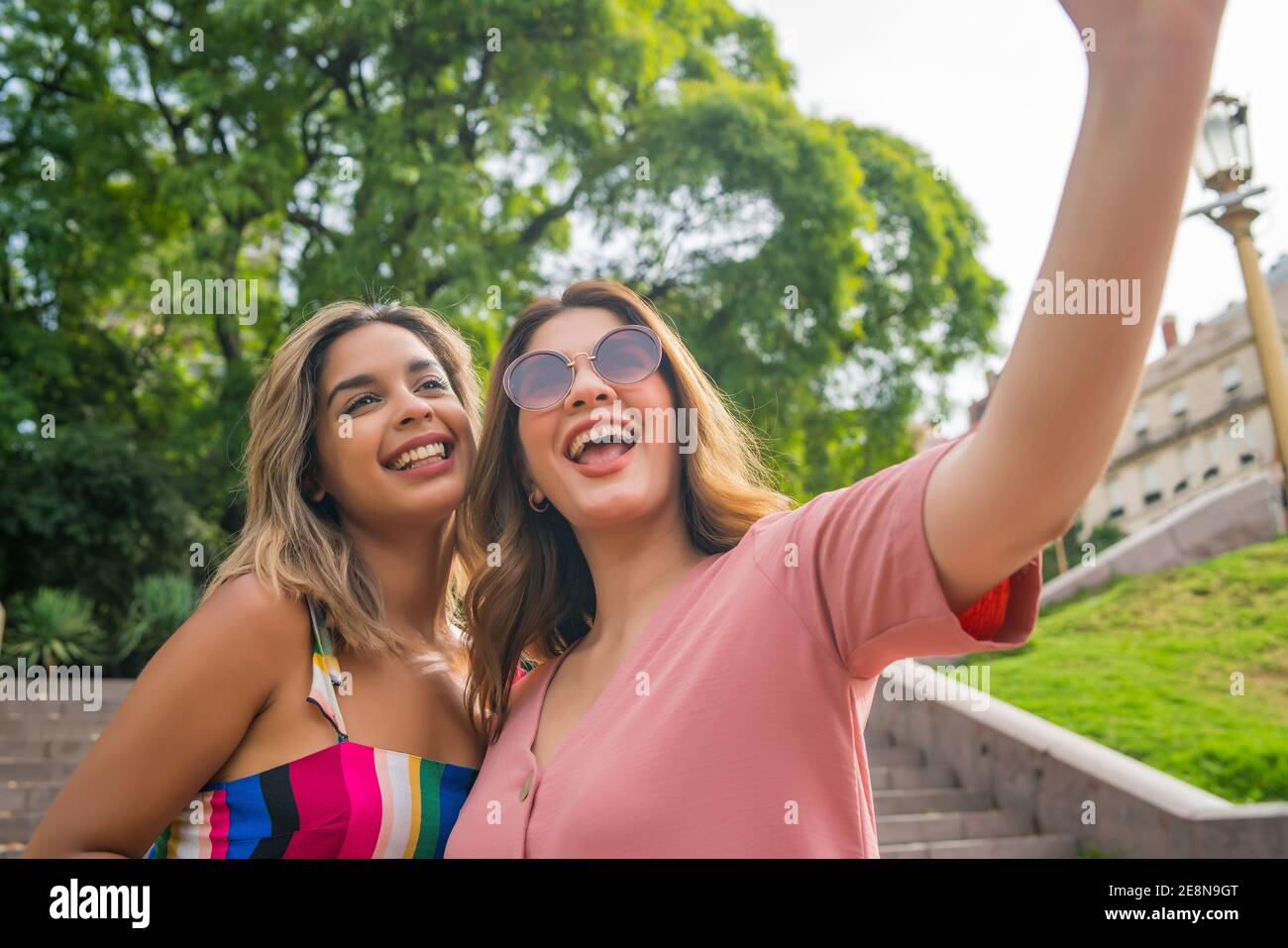 Deux amis qui prennent un selfie à l'extérieur. Banque D'Images
