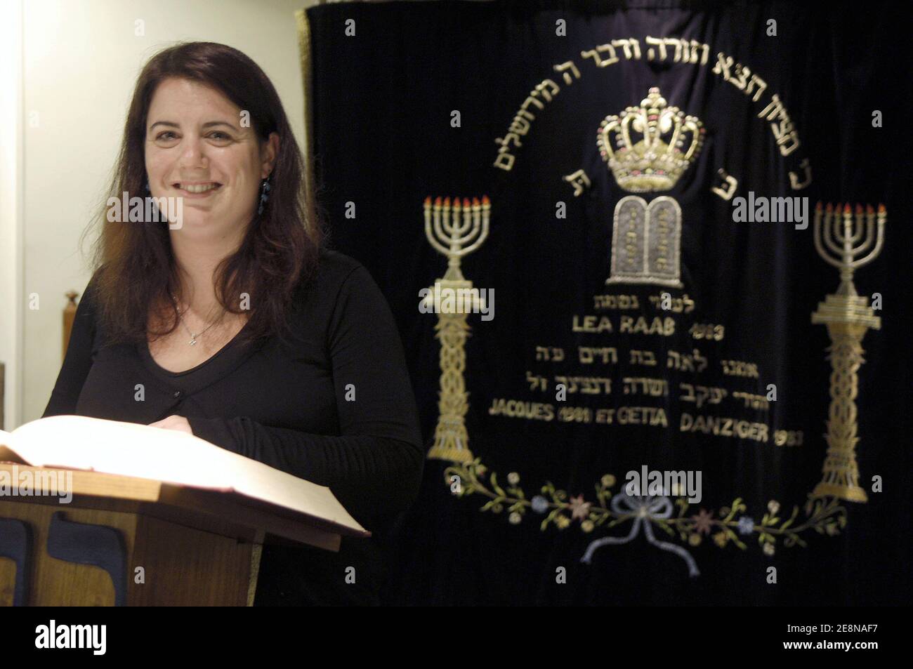 Celia Surget, 29 ans, deuxième rabbin de France, pose dans sa synagogue progressive à Paris, le 6 août 2007. Ordonné à Londres le 2007 juillet dernier, Celia appartient au mouvement juif progressif de France (MJLF), qui représente quelque 1,400 familles. Pauline Bebe, seule autre rabbin de France, officie également à Paris. Contrairement au judaïsme orthodoxe, qui considère les femmes incapables de devenir rabbins, le judaïsme progressiste tient les hommes et les femmes égaux à tous les égards. Photo de Jules Motte/ABACAPRESS.COM Banque D'Images