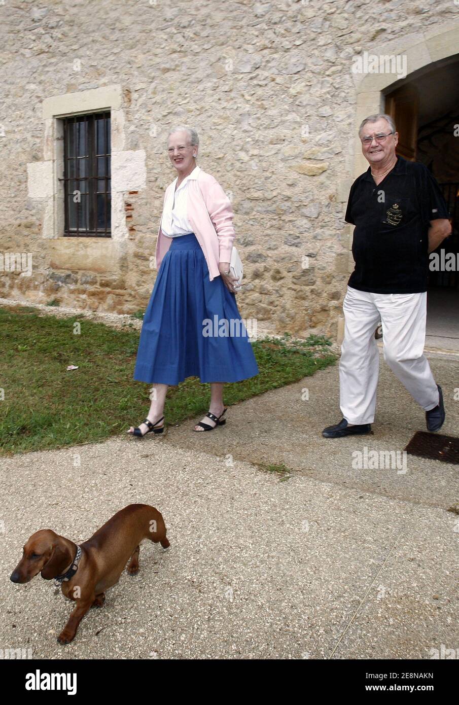 La reine Margrethe II du Danemark (L), le prince Henrik du Danemark (R) et le chien Helike arrivent pour assister à un appel photo dans leur résidence d'été 'Château de Caix' près de Cahors, France, le 7 août 2007. Photo de Patrick Bernard/ABACAPRESS.COM Banque D'Images