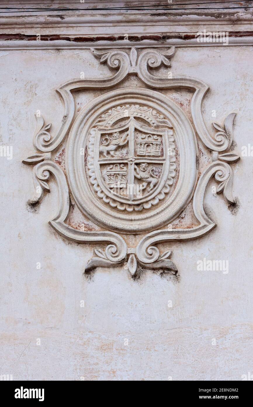 Antigua, Guatemala. Armoiries sur le mur de l'Université de San Carlos, fondée en 1675. Banque D'Images