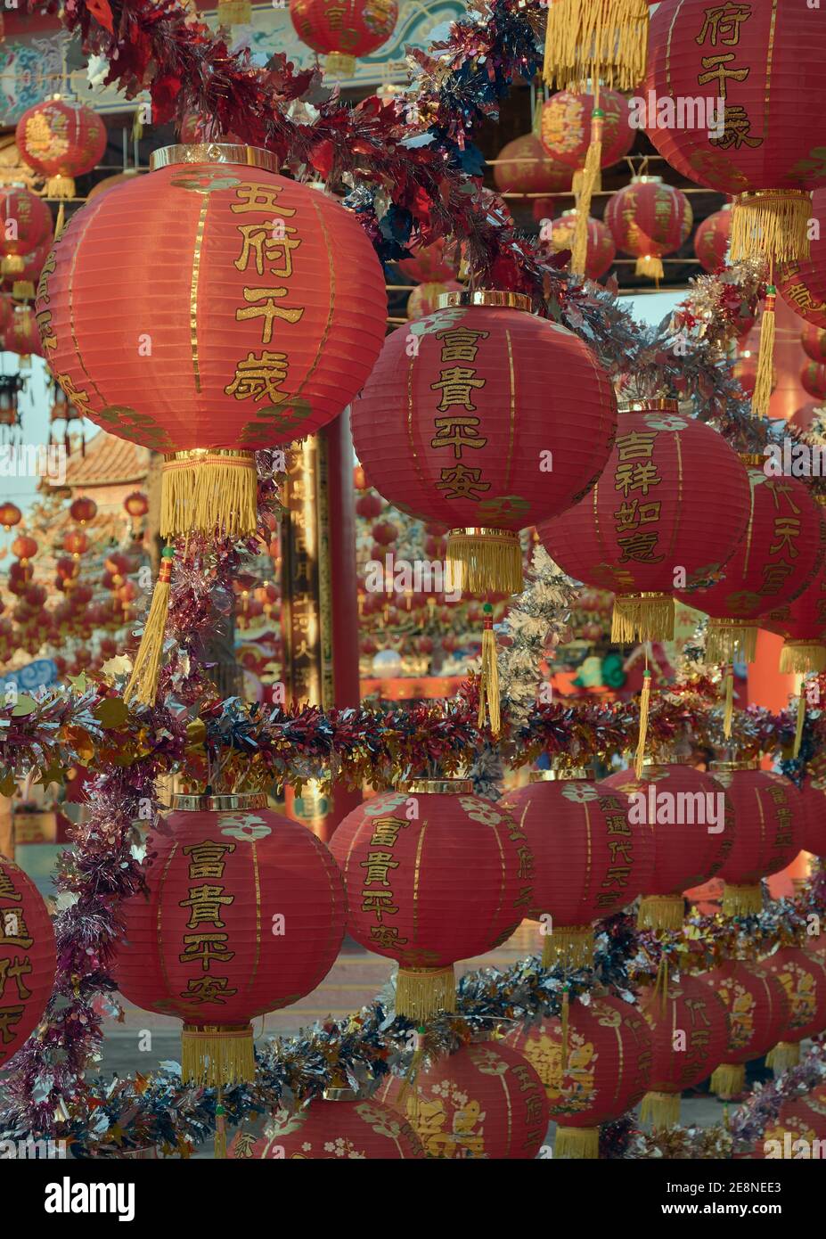 Lanterne traditionnelle chinoise du nouvel an ou festival de printemps au coucher du soleil, à l'heure de la journée Banque D'Images