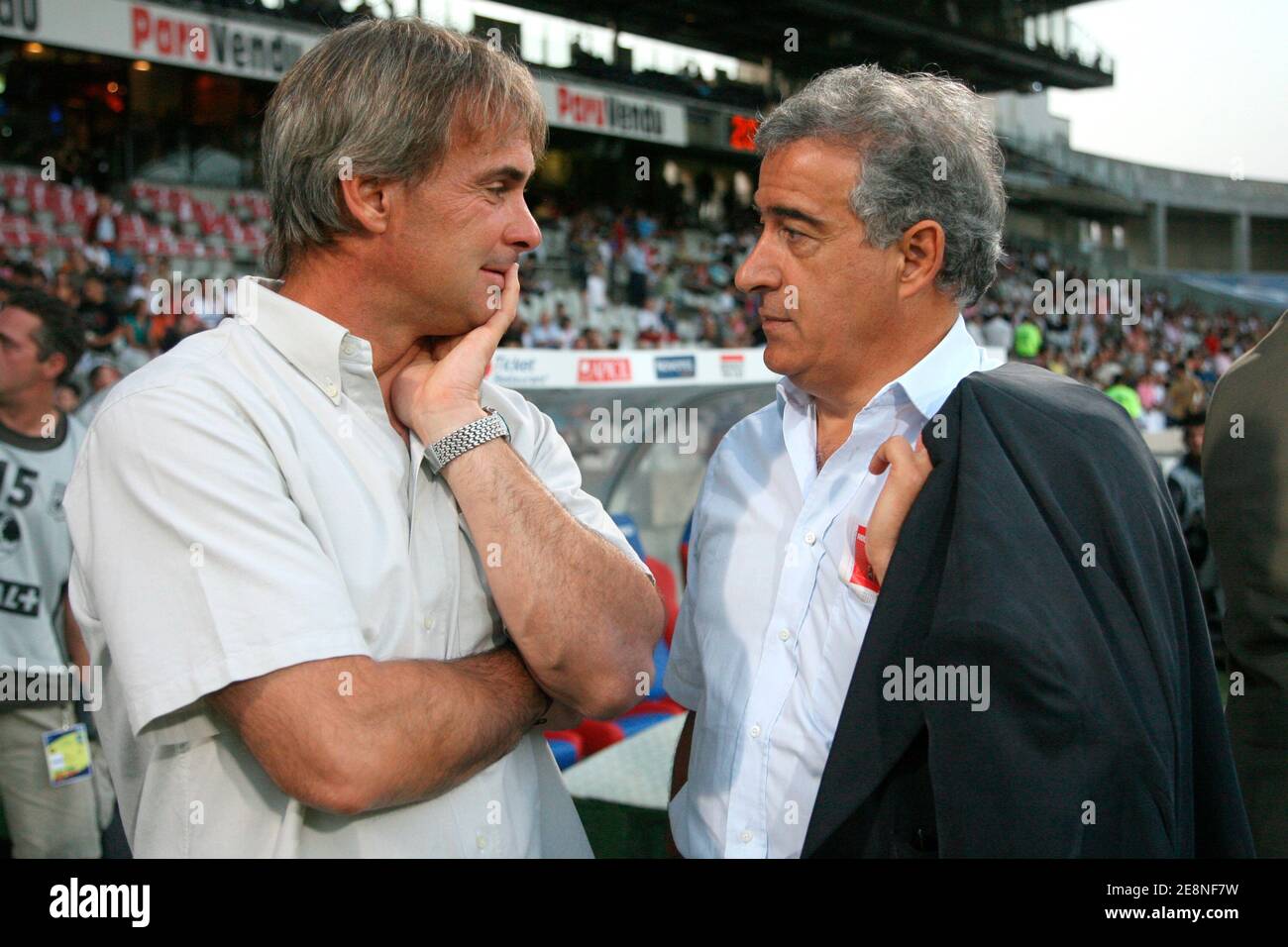 COMME entraîneur de Saint-Etienne Laurent Roussey (à gauche) et président de St-etienne pendant le match le match de football de première ligue française Olympique Lyonnais vs Saint-etienne au stade Gerland à Lyon, France. Le 26 août 2007. OL gagné 1-0. Photo de Mehdi Taamallah/Cameleon/ABACAPRESS.COM Banque D'Images