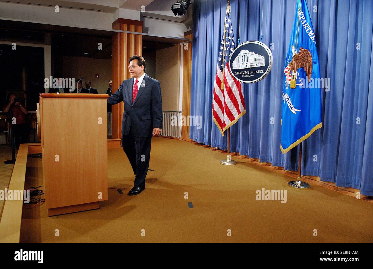 Le procureur général des États-Unis, Alberto Gonzales, annonce sa démission le 27 août 2007 au ministère de la Justice à Washington, DC. Gonzales a démissionné sous le critique croissant de sa gestion du licenciement des procureurs américains. Photo par Olivier Douliery/ABACAPRESS.COM Banque D'Images