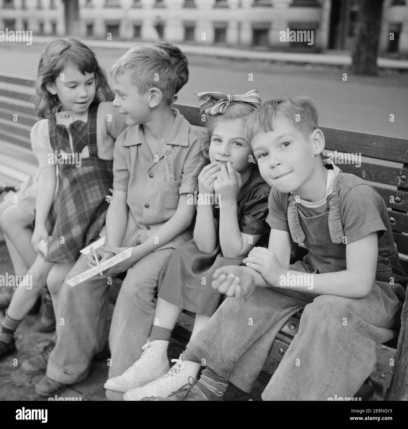 Les enfants de MillWorkers sont assis sur un banc au Germania Park, Holoke, Massachusetts. Banque D'Images