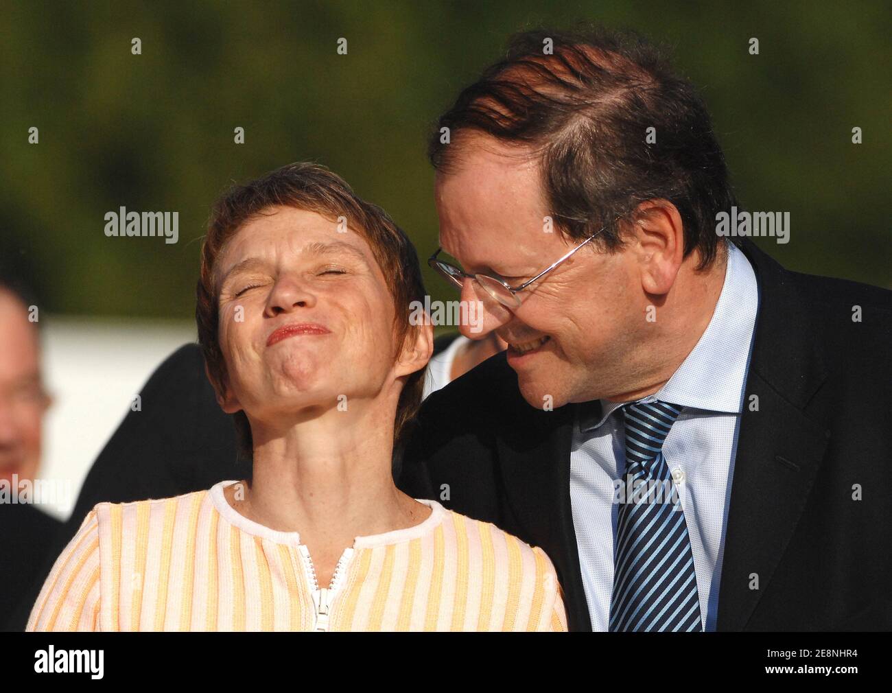 Le chef de la fédération française des employeurs Medef Laurence Parisot écoute le Junior ministre français chargé du commerce extérieur et des affaires étrangères Herve Novelli avant la séance plénière d'ouverture au début de l'université d'été Medef sur le campus de l'école de commerce HEC à Jouy-en-Josas, près de Paris, Le 29 août 2007. Photo de Christophe Guibbbaud/ABACAPRESS.COM Banque D'Images