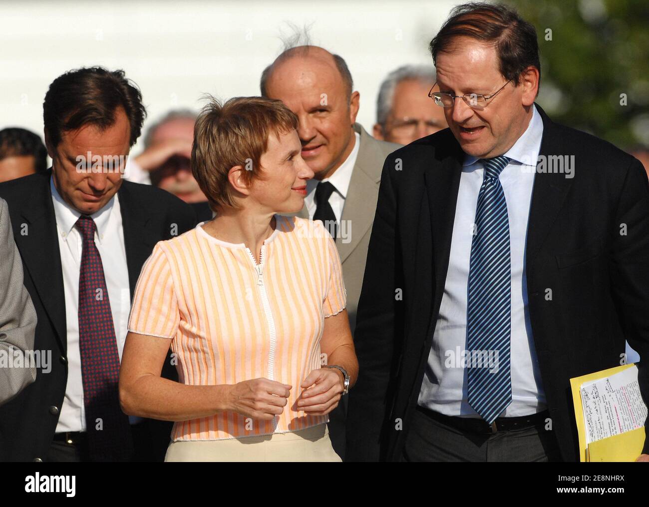 Le chef de la fédération française des employeurs Medef Laurence Parisot écoute le Junior ministre français chargé du commerce extérieur et des affaires étrangères Herve Novelli avant la séance plénière d'ouverture au début de l'université d'été Medef sur le campus de l'école de commerce HEC à Jouy-en-Josas, près de Paris, Le 29 août 2007. Photo de Christophe Guibbbaud/ABACAPRESS.COM Banque D'Images