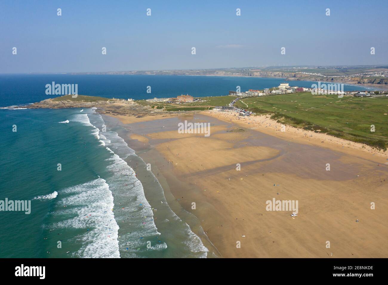 Image aérienne de la plage de Fistral, Newquay, Cornwall en regardant le nord-est et le Headland Hotel où les sorcières ont été filmées. Banque D'Images