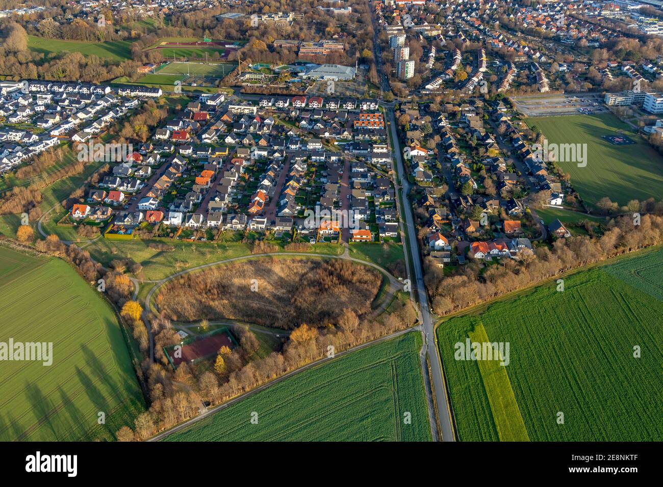 Vue aérienne, quartier résidentiel Am Rüenstert, Ardeyweg, chantier nouveau bâtiment à Aquafun piscine, sauna et monde de baignade, Soest, Soeste Banque D'Images