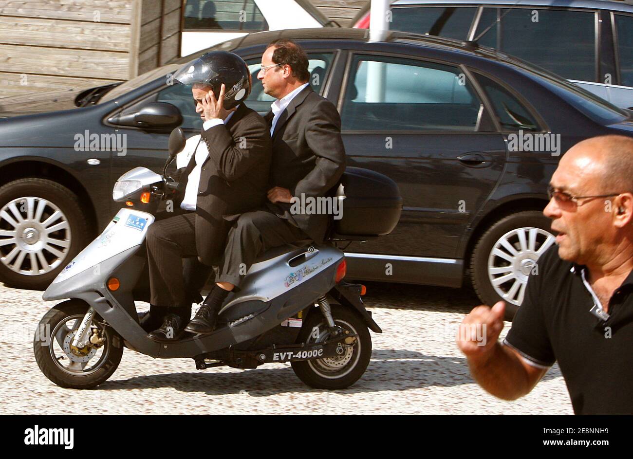 Le premier secrétaire François Hollande à bord d'un scooter ne portant pas  de casque le troisième jour de l'université d'été du parti à la Rochelle,  dans l'ouest de la France, le 1er