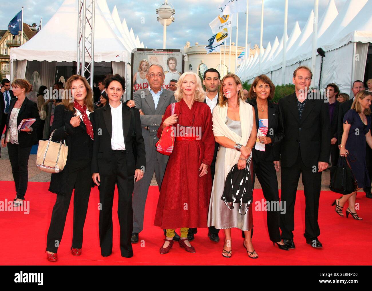 Les membres du jury, Marie-France Pisier, Anouk Grinberg, Andre Techine, la ministre de la Culture, Christine Albanel et Xavier Beauvois, assistent à la projection de 'Michael Clayton' dans le cadre du 33e Festival du film américain à Deauville, en France, le 2 septembre 2007. Photo de Denis Guignebourg/ABACAPRESS.COM Banque D'Images