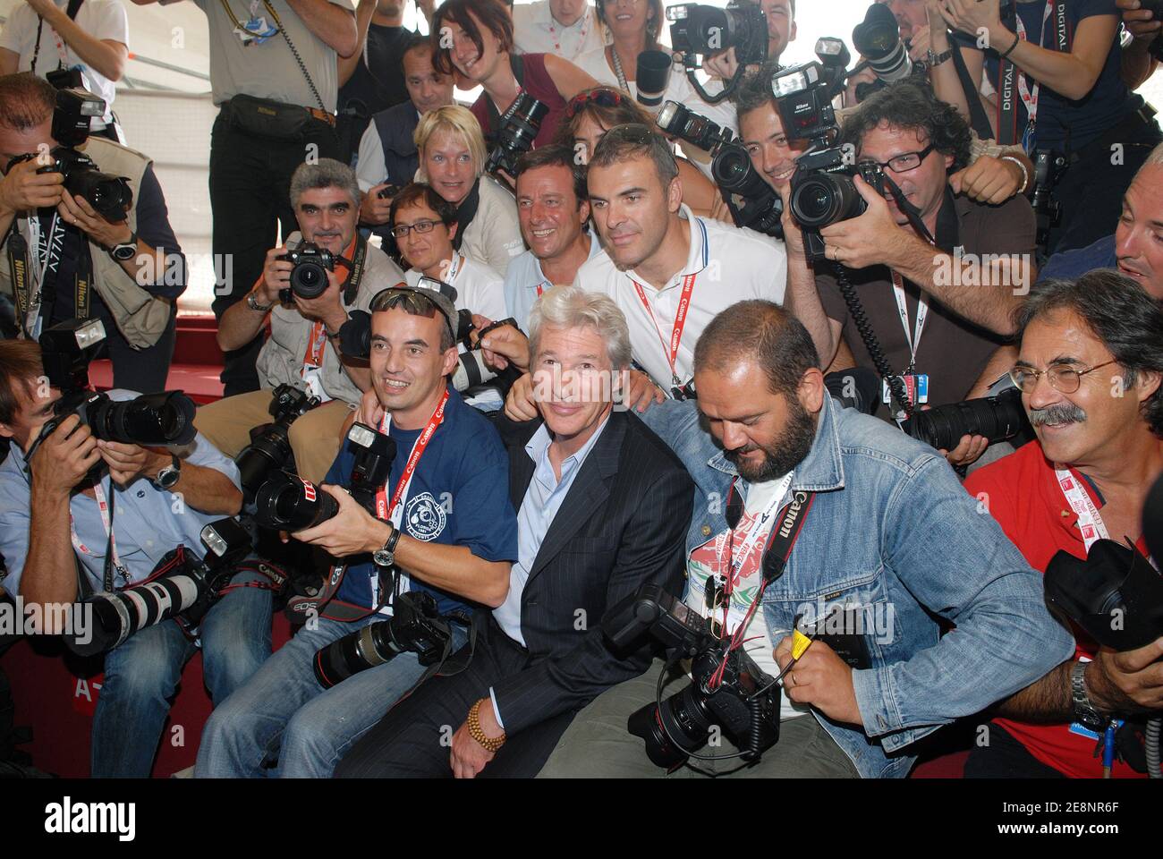 Richard Gere, membre du casting, est assis au milieu des fusillades lors de la séance photo de 'The Hunting Party' au 64ème Festival annuel du film de Venise, à Venise, en Italie, le 3 septembre 2007. Photo de Nicolas Khayat/ABACAPRESS.COM Banque D'Images