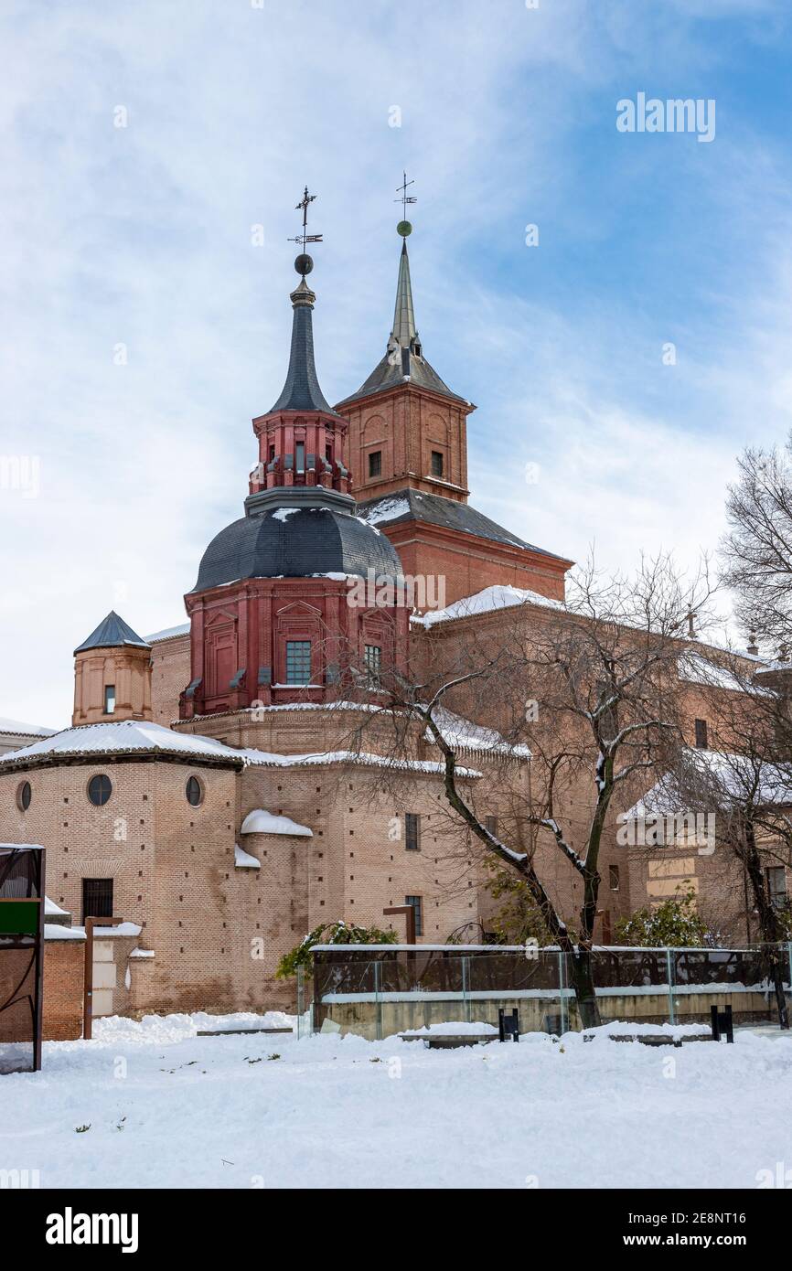 Vue horizontale de la chapelle des saints hôtes, chapelle latérale de l'église principale de la ville d'alcala de henares après une chute de neige Banque D'Images