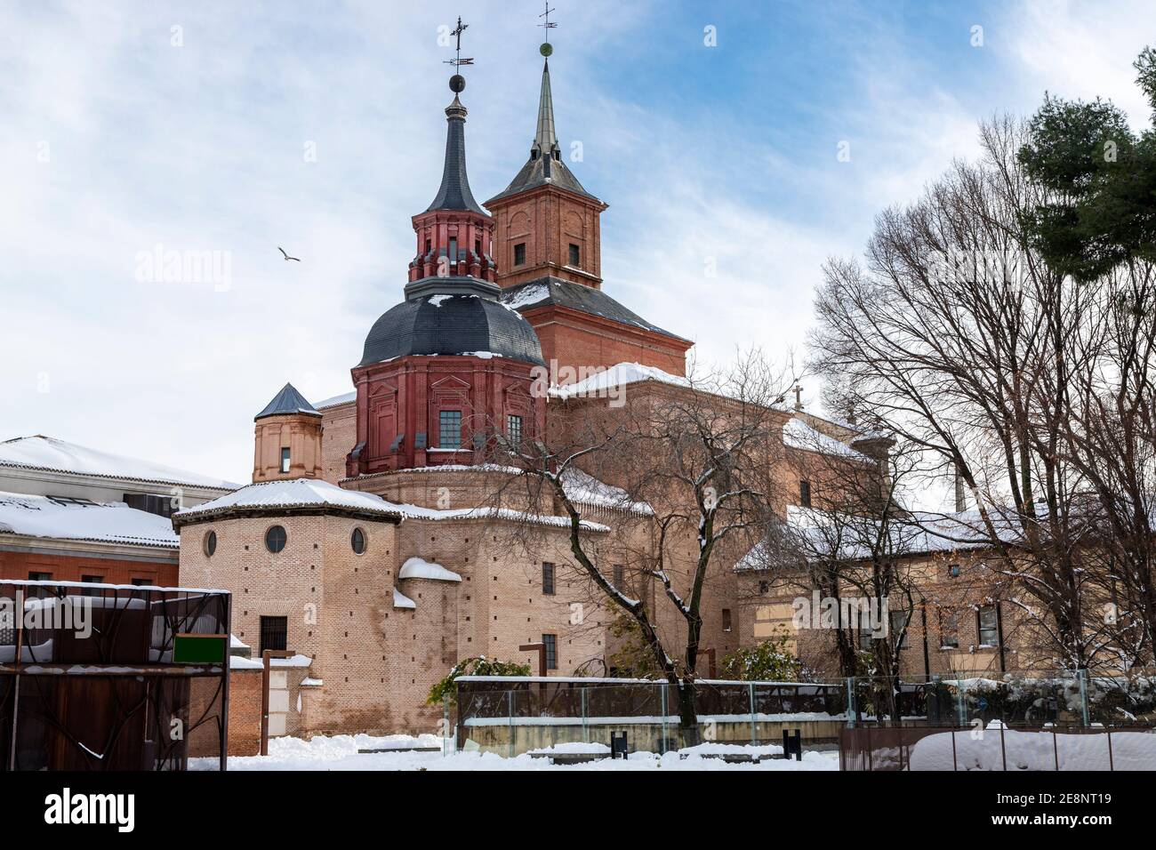 Vue horizontale de la chapelle des saints hôtes, chapelle latérale de l'église principale de la ville d'alcala de henares après une chute de neige Banque D'Images