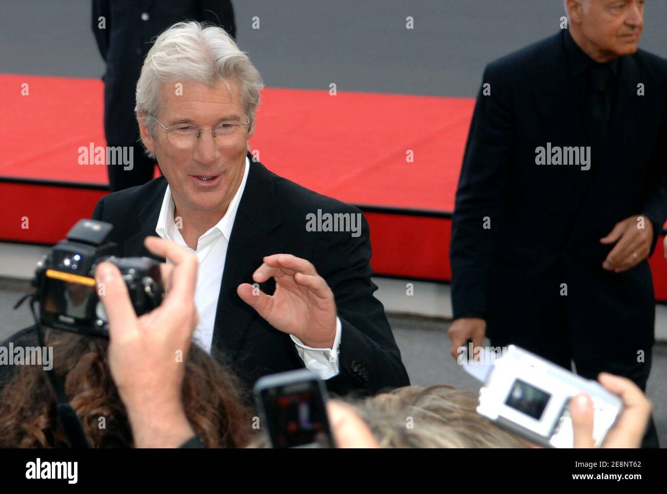 Richard Gere, membre du casting, pose pour les fans avant de marcher sur le tapis pour la projection « Je ne suis pas là » lors du 64ème Festival annuel du film de Venise à Venise, en Italie, le 4 septembre 2007. Photo de Jeremy Charriau/ABACAPRESS.COM Banque D'Images