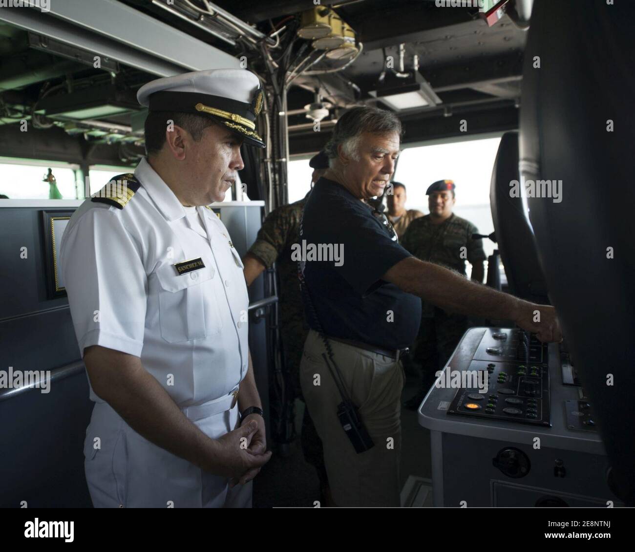 Le capitaine de commandement militaire de Selift, José Delfaus, au centre, s'entretient avec les membres du service guatémaltèque lors d'une visite du navire à grande vitesse USNS Spearhead (JHSV 1) dans le cadre de la Station de partenariat Sud (SPS) 2014 140827 Banque D'Images