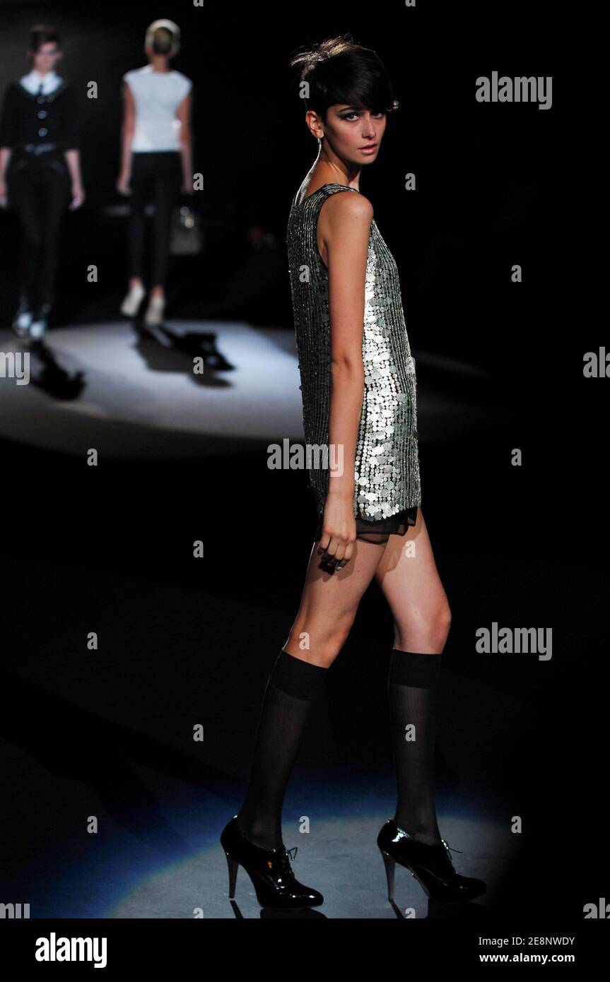 Un modèle présente une création de L.A.M.B. lors de la Mercedes Benz Fashion week Printemps 2008 à Bryant Park à New York City, NY, USA, le 5 septembre 2007. Photo de Gregorio Binuya/ABACAPRESS.COM Banque D'Images
