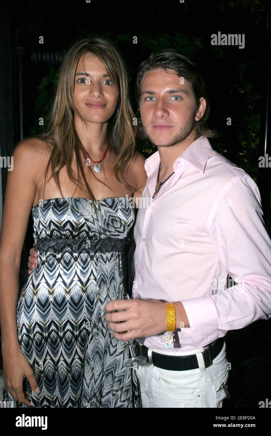 Les participants Kevin et Jade du jeu de télévision français 'Koh Lanta' célèbrent leur victoire à l'Etoile à Paris, en France, le 11 septembre 2007. Photo de Benoit Pinguet/ABACAPRESS.COM. Banque D'Images