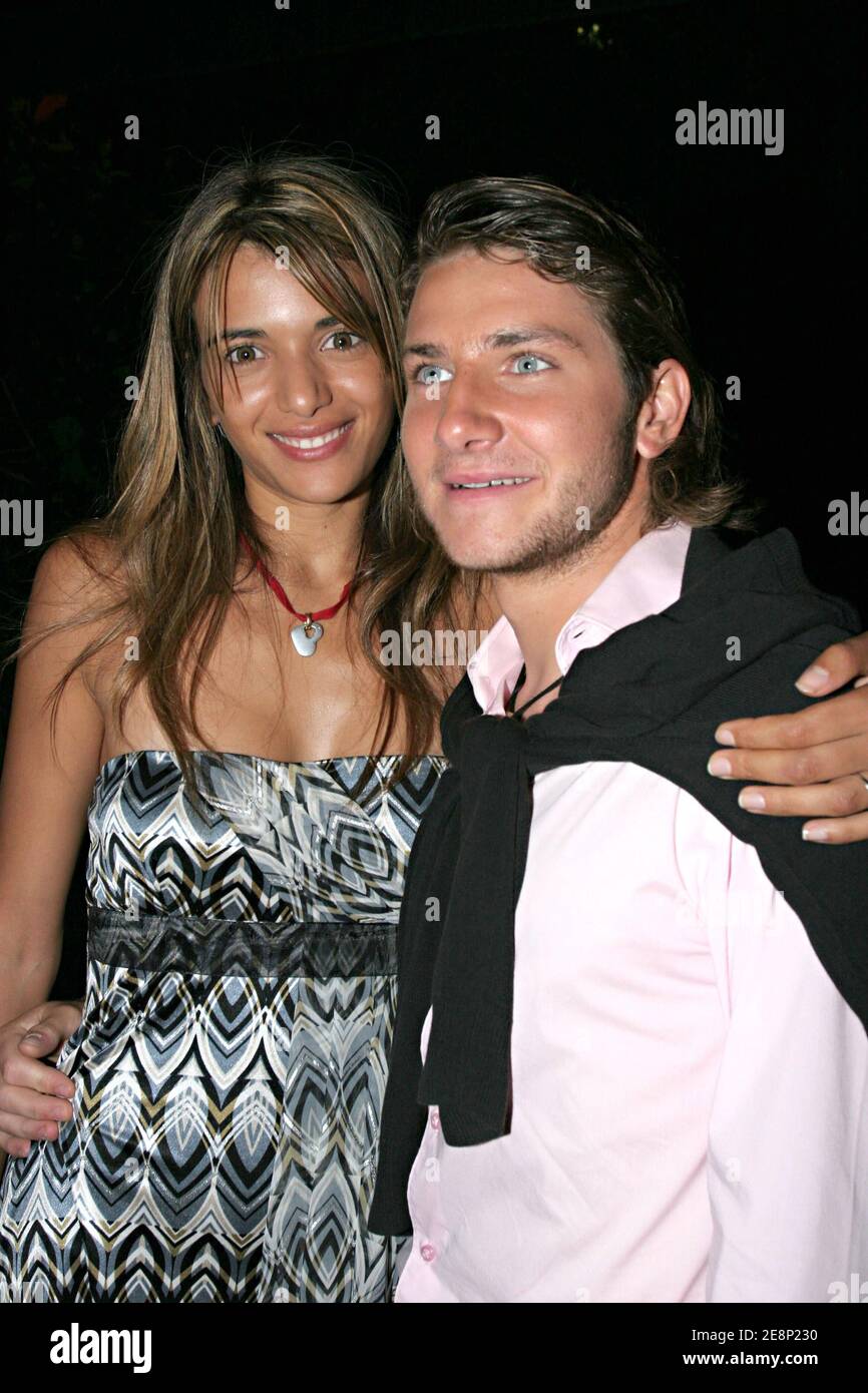 Les participants Kevin et Jade du jeu de télévision français 'Koh Lanta' célèbrent leur victoire à l'Etoile à Paris, en France, le 11 septembre 2007. Photo de Benoit Pinguet/ABACAPRESS.COM. Banque D'Images