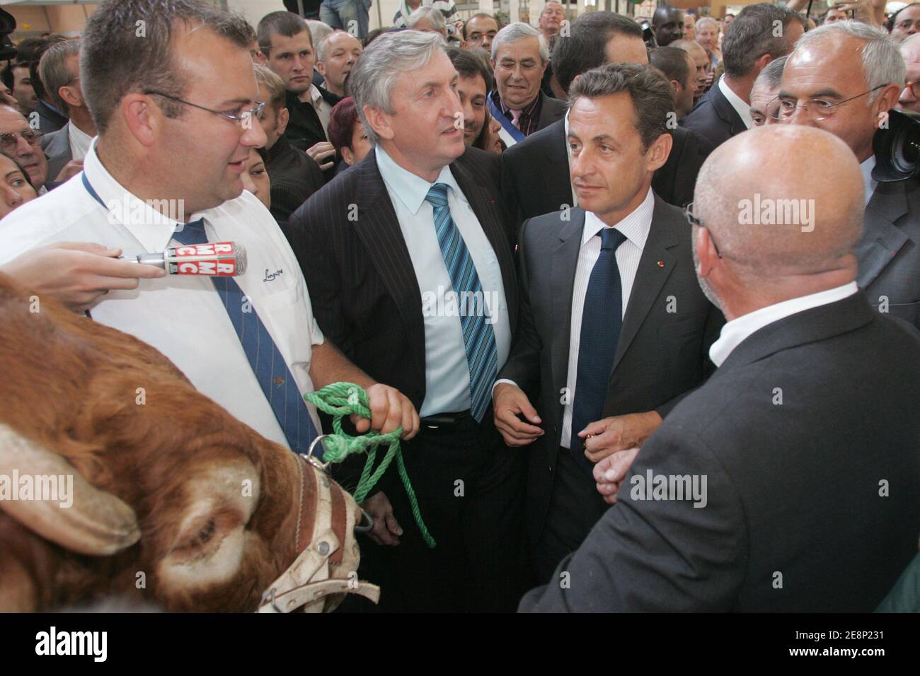 Jean-Michel le Metayer, président du principal syndicat agricole français FNSEA (C) et président Nicolas Sarkozy, visite du salon international de l'élevage (ESPACE) à Rennes, dans l'ouest de la France, le 11 septembre 2007. Sarkozy a appelé à une réforme de la politique agricole commune (PAC) de l'Union européenne fondée sur le principe de la priorité accordée aux produits de l'UE. Photo de Niko/Pool/ABACAPRESS.COM Banque D'Images