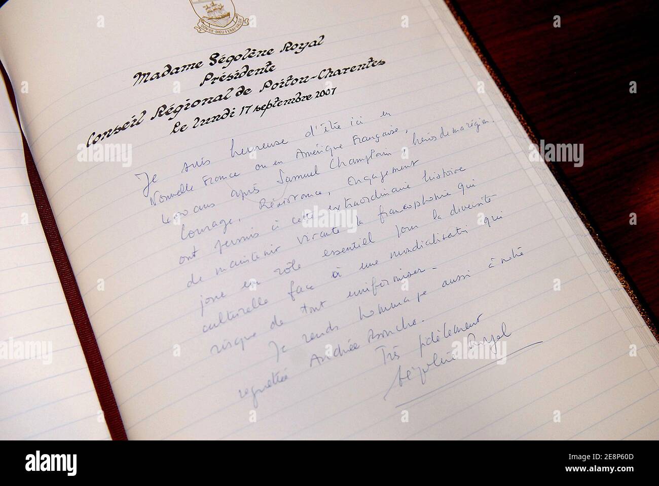 Segolene Royal signe le livre d'or de l'hôtel de ville lors de sa visite au Québec avant les célébrations du 400e anniversaire de la ville au Canada le 17 septembre 2007. Photo par Olivier Douliery/ABACAPRESS.COM Banque D'Images