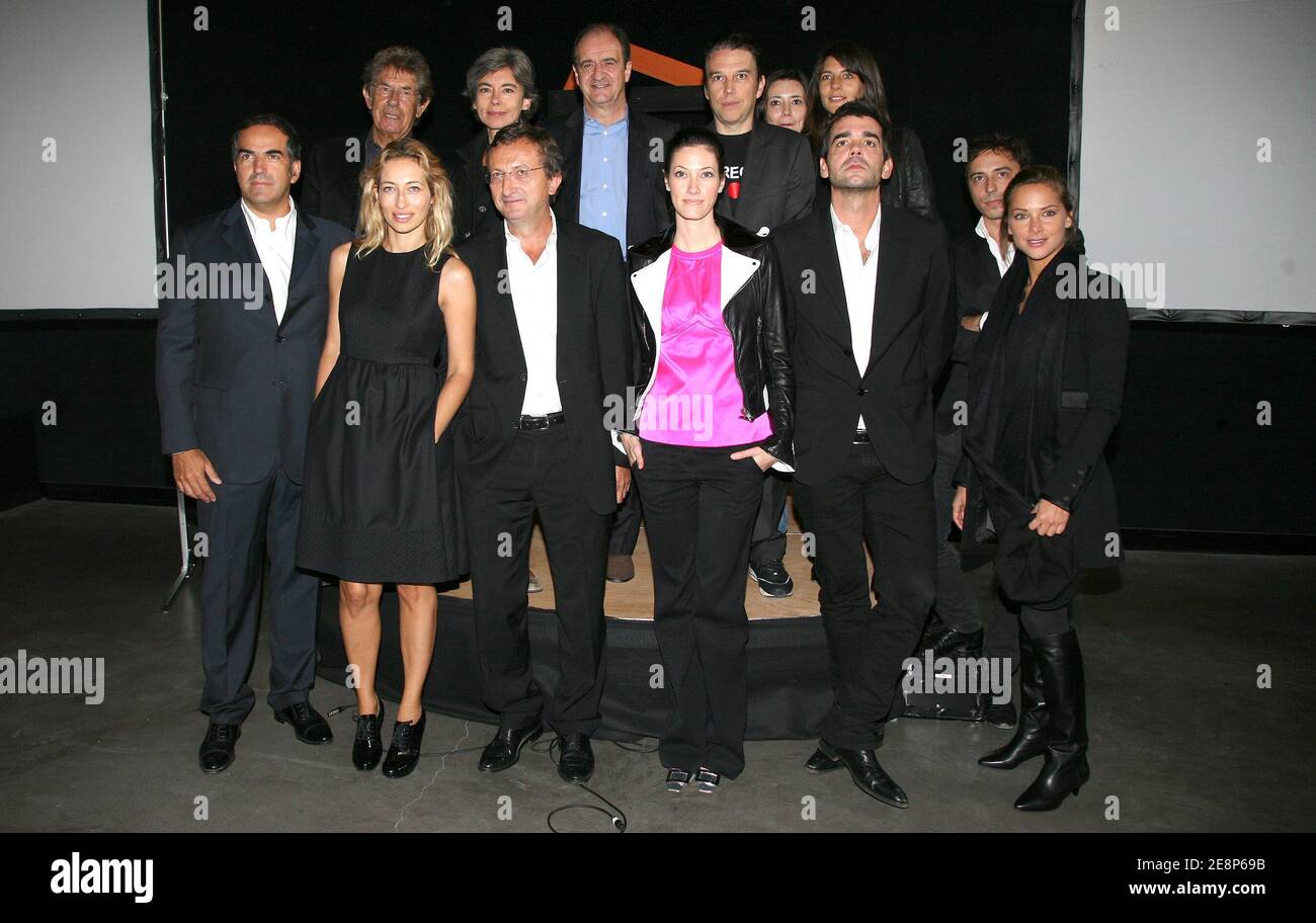 Les présentateurs de la télévision (de gauche à droite) Alexandra Golovanoff, Philippe Gildas, Elisabeth Quin, Pierre Lescure, Mareva Galanter, Philippe Vandel, Estelle Denis et Melissa Theuriau assistent à la conférence de presse annuelle de la chaîne première de Paris qui s'est tenue au Mini Palais à Paris, en France, le 18 septembre 2007. Photo de Denis Guignebourg/ABACAPRESS.COM Banque D'Images