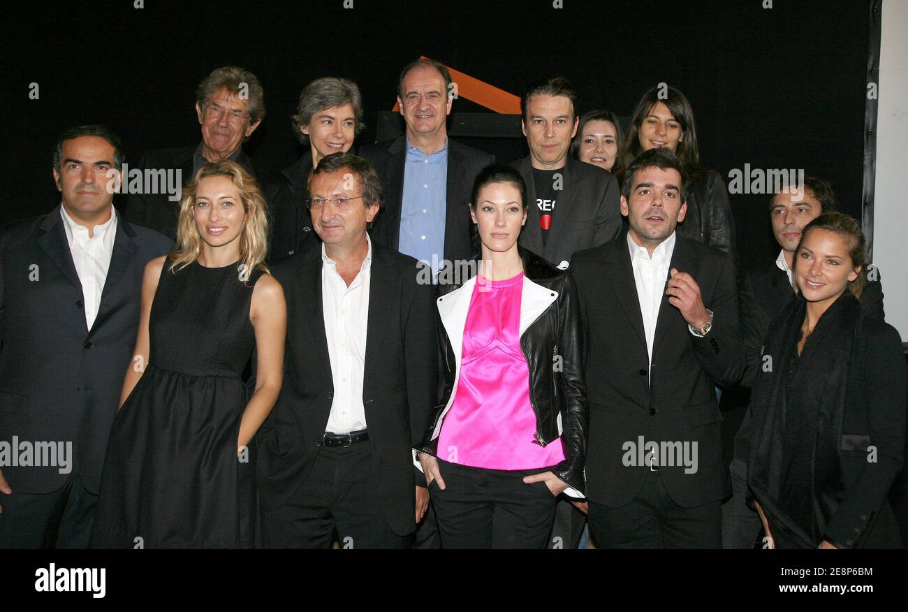 Les présentateurs de la télévision (de gauche à droite) Alexandra Golovanoff, Philippe Gildas, Elisabeth Quin, Pierre Lescure, Mareva Galanter, Philippe Vandel, Estelle Denis et Melissa Theuriau assistent à la conférence de presse annuelle de la chaîne première de Paris qui s'est tenue au Mini Palais à Paris, en France, le 18 septembre 2007. Photo de Denis Guignebourg/ABACAPRESS.COM Banque D'Images