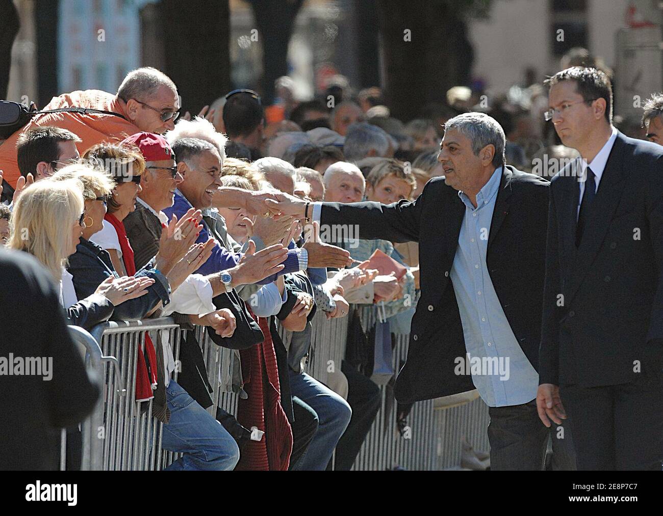 Le chanteur Enrico Macias secoue la main avec un fan alors qu'il arrive pour la masse funéraire de l'ancre de télévision Jacques Martin qui s'est tenue à la cathédrale Saint-Jean à Lyon, en France, le 20 septembre 2007. Photo de Bernard-Dargent-Khayat-Nebinger/ABACAPRESS.COM Banque D'Images