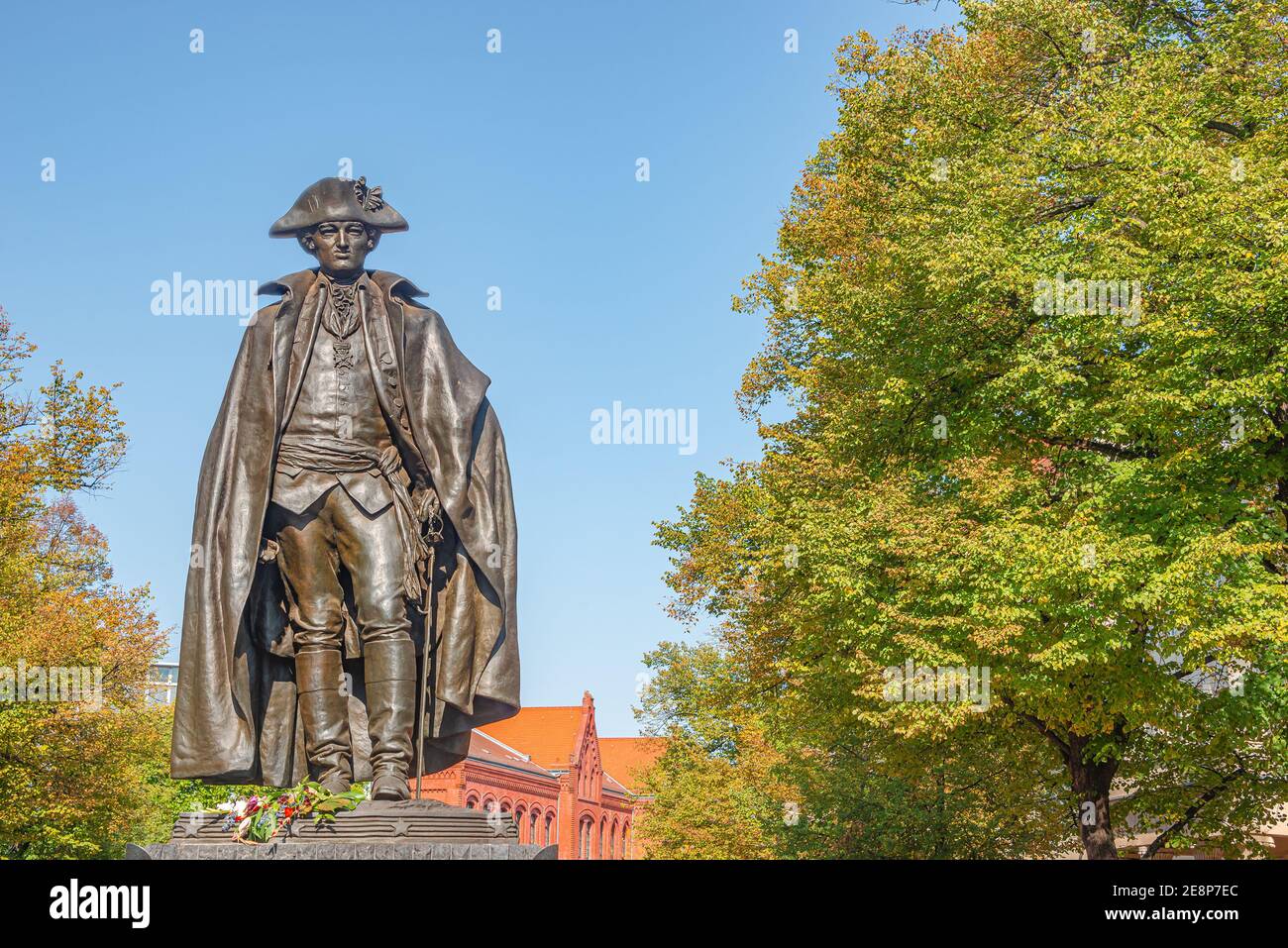 Monument du général américain Baron von Steuben dans le centre-ville historique de Magdeburg, Allemagne, aux couleurs de l'automne Banque D'Images
