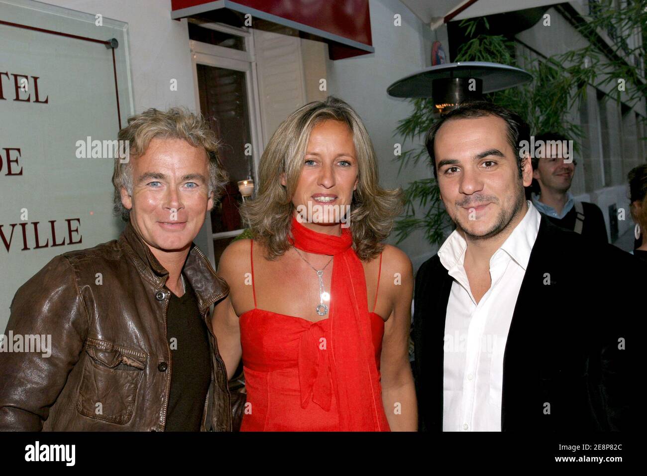 Les acteurs français Franck Dubosc et François-Xavier Demaison posent avec Marianne Moreau, directrice de l'hôtel, lors de la fête pour célébrer le 40e anniversaire de l'hôtel de Banville à Paris, France, le 20 septembre 2007. Photo de Benoit Pinguet/ABACAPRESS.COM. Banque D'Images