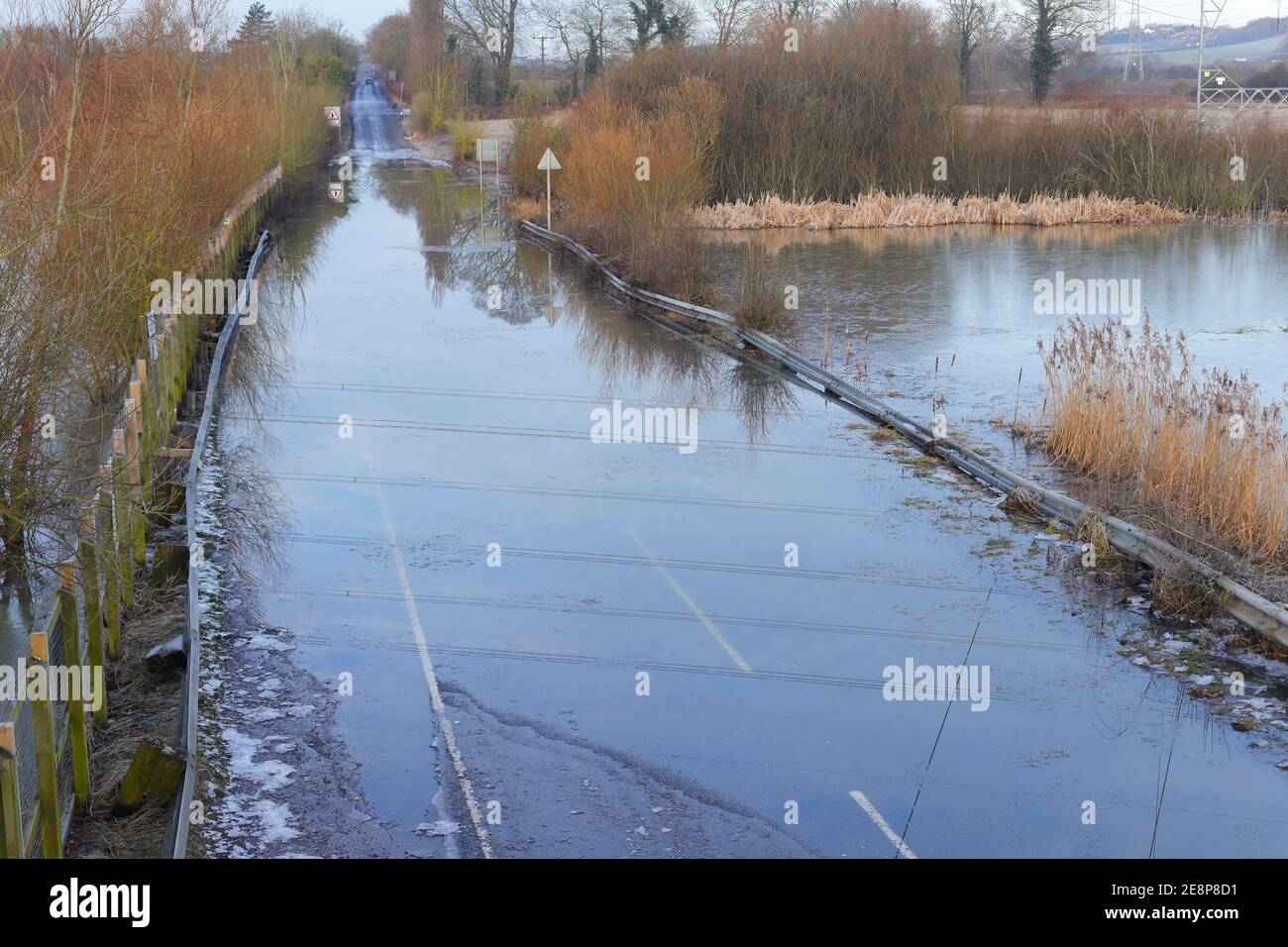 Newton Lane à Allerton Bywater encore submergé dans l'eau après avoir été inondé le 21 janvier quand Storm Christoph a apporté de fortes pluies. Banque D'Images