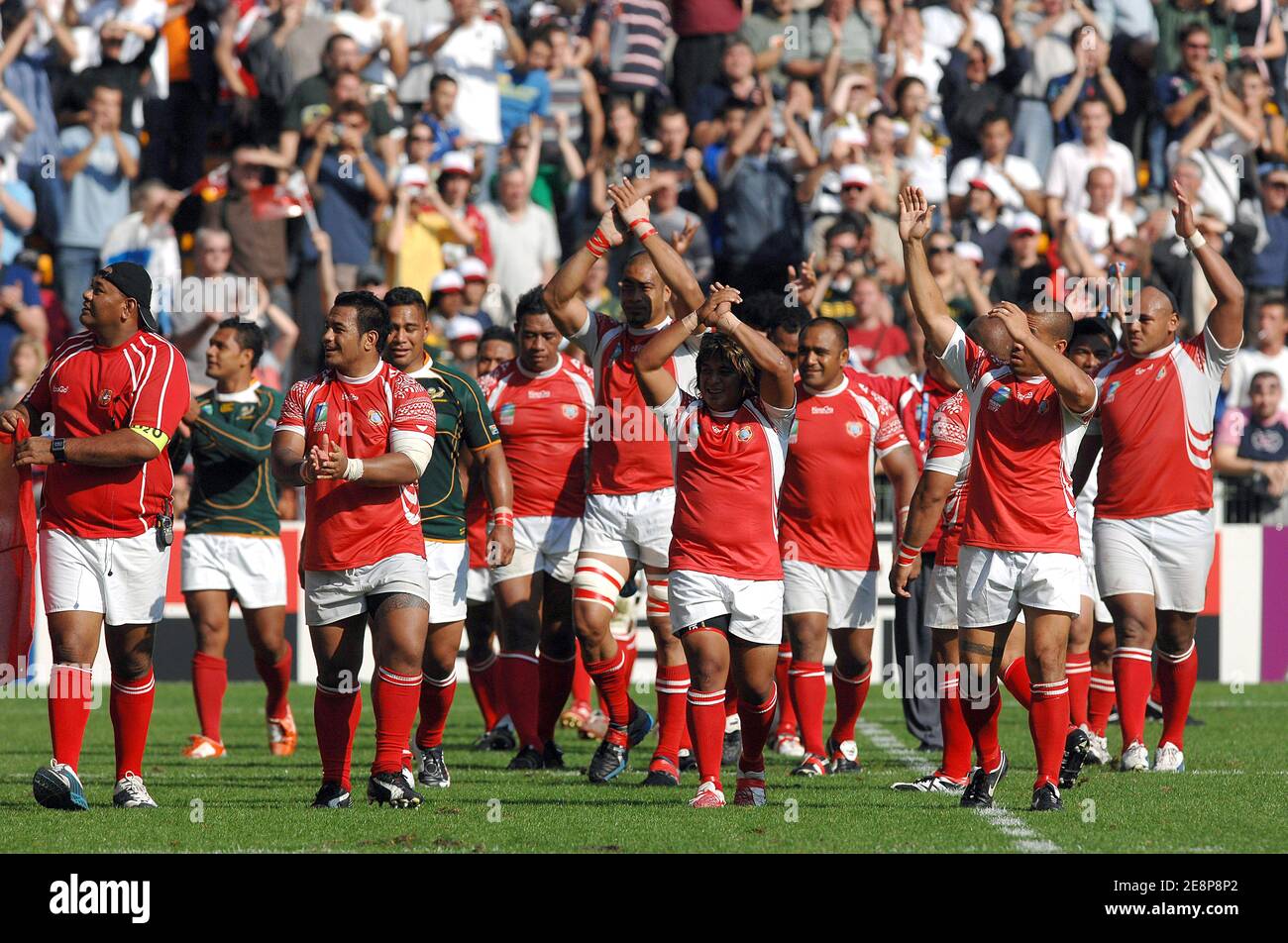 L'équipe des Tonga applaudie le public lors de la coupe du monde de rugby  2007 de l'IRB, Pool A, Afrique du Sud contre Tonga, au stade Bolaert de  Lens, France, le 22