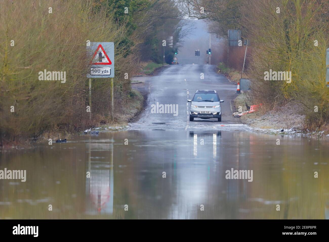 Un automobiliste hésite à traverser les eaux de crue de Newton Lane, 10 jours depuis qu'il a été inondé lorsque Storm Christoph a apporté de fortes pluies au Royaume-Uni Banque D'Images