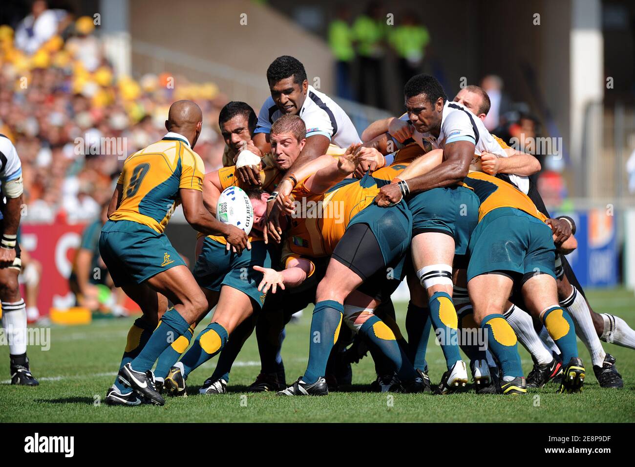 La demi-finale australienne et le capitaine George Gregan attrape le ballon lors de la coupe du monde de rugby IRB 2007, Pool A, Australie contre Fidji au Stade de la Mosson à Montpellier, France, le 23 septembre 2007. L'Australie a gagné 55-12. Photo de Nicolas Gouhier/Cameleon/ABACAPRESS.COM Banque D'Images